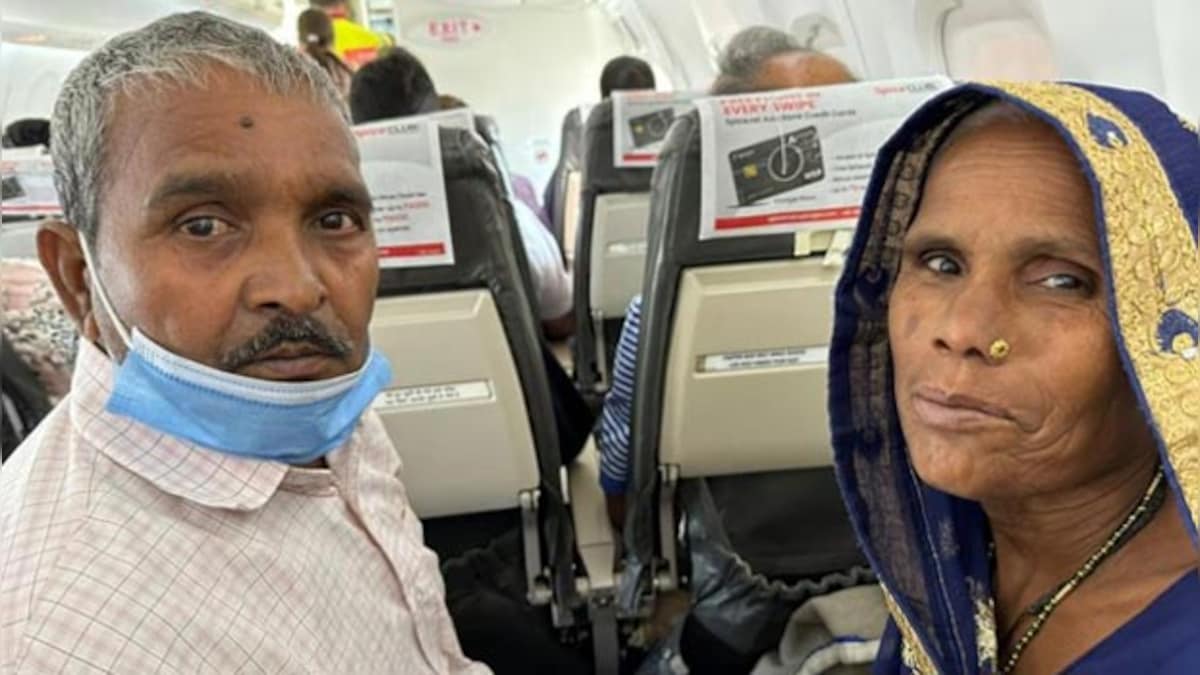 Man Buys Food To Elderly Couple Flying For The First Time;