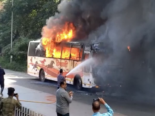 Watch: पुणे में आग की लपटों में घिरी बस, बाल-बाल बचे यात्री