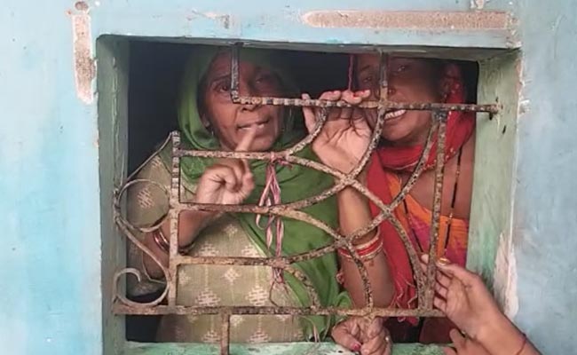 अतिक्रमण हटाने आए अधिकारी तो खुद को बंद कर घर में लगा ली आग : गाजियाबाद में हाई वोल्टेज ड्रामा