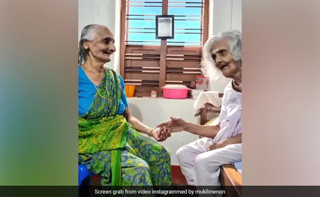 Viral Video: 80 साल बाद दो दोस्त की हुई मुलाक़ात, तस्वीर देख लोगों ने कहा- हमेशा रहिए आबाद