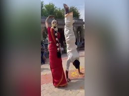 VIDEO: दुल्हन के सामने हाथों के बल खड़ा हो गया दूल्हा, फैंस बोले- अब शादियां बड़ी मुश्किल होती जा रही हैं VIDEO: दुल्हन के सामने हाथों के बल खड़ा हो गया दूल्हा, फैंस बोले- अब शादियां बड़ी मुश्किल होती जा रही हैं