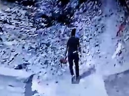 हत्या के बाद बेटे ने मां की मदद से गड्ढे में गाड़ दिया था सौतेले पिता का सिर, सामने आया नया वीडियो हत्या के बाद बेटे ने मां की मदद से गड्ढे में गाड़ दिया था सौतेले पिता का सिर, सामने आया नया वीडियो