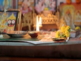Vastu Tips: पूजा के दौरान दीपक जलाते वक्त नीचे रख दें ये चीजें, दूर हो जाएगा आर्थिक संकट, घर में लग जाएगा पैसों का अंबार Vastu Tips: पूजा के दौरान दीपक जलाते वक्त नीचे रख दें ये चीजें, दूर हो जाएगा आर्थिक संकट, घर में लग जाएगा पैसों का अंबार