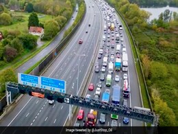 Watch: UK Activists Block Rush Hour Motorway Traffic Around London Watch: UK Activists Block Rush Hour Motorway Traffic Around London