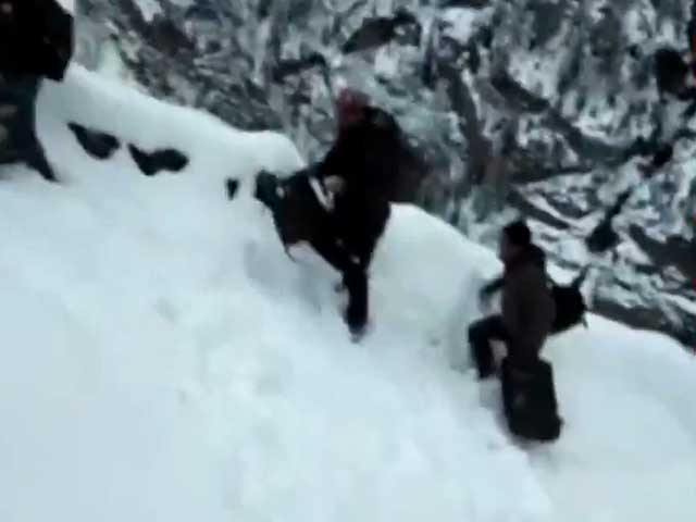 वीडियो : हिमाचल में पोलिंग अफसर 6 घंटे तक बर्फ पर 15 किलोमीटर पैदल चले