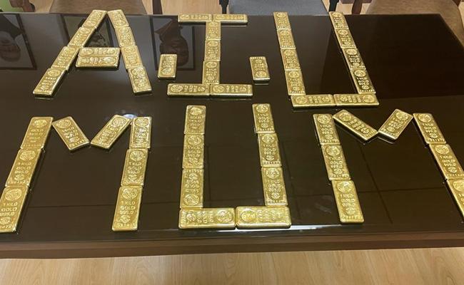 मुंबई एयरपोर्ट कस्टम ने एक ही दिन में 61 किलो सोना किया बरामद, 7 लोग गिरफ्तार