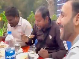 पाकिस्तान पहुंचे भारतीय परिवार का गर्मजोशी से हुआ स्वागत, अजनबी शख्स ने बड़े प्यार से घर पर खिलाई बिरयानी, Video जीत रहा दिल पाकिस्तान पहुंचे भारतीय परिवार का गर्मजोशी से हुआ स्वागत, अजनबी शख्स ने बड़े प्यार से घर पर खिलाई बिरयानी, Video जीत रहा दिल