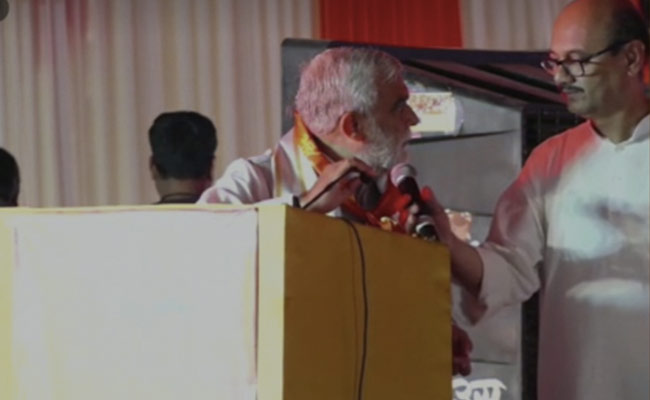 VIDEO : ...जब खराब माइक पकड़ाए जाने पर गुस्साए केंद्रीय मंत्री अश्विनी चौबे, मंच पर मोड़ दिया माइक