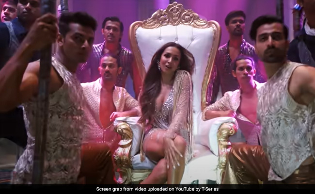 आयुष्मान-मलाइका की जोड़ी 'आप जैसा कोई' गाने पर हुई हिट, पाक यूजर ने कहा- क्रेडिट तो दे देते !