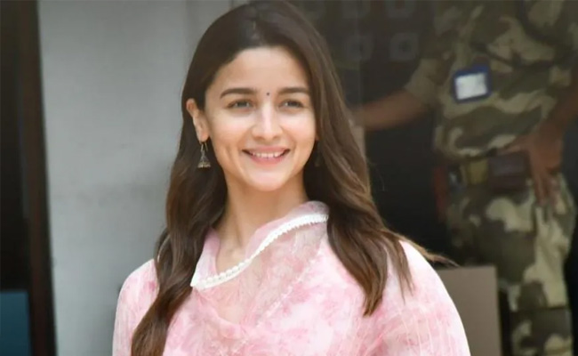 आलिया भट्ट से लेकर सारा अली खान तक, 5 अभिनेत्रियां जो सिंपल लुक से भी लोगों को बना लेती हैं दीवाना