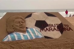 सुदर्शन पटनायक ने रेत पर कलाकृति बनाकर फुटबॉलर डिएगो माराडोना को दी श्रद्धांजलि सुदर्शन पटनायक ने रेत पर कलाकृति बनाकर फुटबॉलर डिएगो माराडोना को दी श्रद्धांजलि