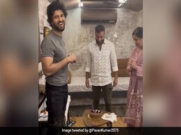 विजय देवरकोंडा ने अपने बॉडीगार्ड का मनाया बर्थडे, देखकर फैंस ने इस अंदाज में की एक्टर की तारीफ विजय देवरकोंडा ने अपने बॉडीगार्ड का मनाया बर्थडे, देखकर फैंस ने इस अंदाज में की एक्टर की तारीफ