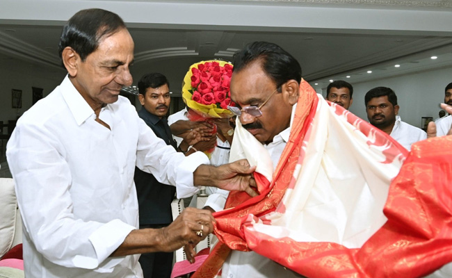 Telangana By Election: उपचुनाव में जीत के बाद CM केसीआर से मिलने पहुंचे मुनुगोडु विधायक