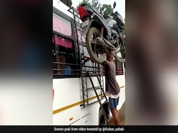 शख्स ने सिर पर रखी मोटरसाइकिल, बिना हाथों से पकड़े बस पर लेकर चढ़ गया, लोग बोले- ये है असली बाहुबली... शख्स ने सिर पर रखी मोटरसाइकिल, बिना हाथों से पकड़े बस पर लेकर चढ़ गया, लोग बोले- ये है असली बाहुबली...