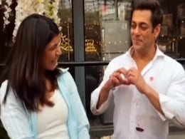 सलमान खान ने निखत जरीन के साथ किया डांस तो भाईजान के शर्ट पर अटकी लोगों की नजर, बोले- ये क्या है? ZOOM करके देखें सलमान खान ने निखत जरीन के साथ किया डांस तो भाईजान के शर्ट पर अटकी लोगों की नजर, बोले- ये क्या है? ZOOM करके देखें