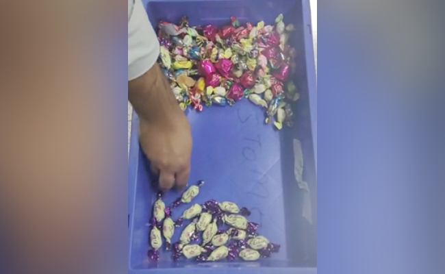 टॉफी और कैप्सूल में छिपाकर ला रहे थे सोना, दिल्ली-चेन्नई एयरपोर्ट के कस्टम अधिकारियों ने पकड़ा टॉफी और कैप्सूल में छिपाकर ला रहे थे सोना, दिल्ली-चेन्नई एयरपोर्ट के कस्टम अधिकारियों ने पकड़ा