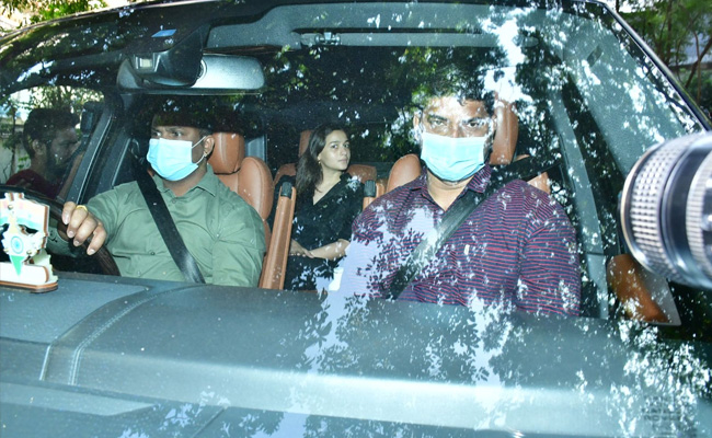 Alia Bhatt And Ranbir Kapoor Take Baby Daughter Home