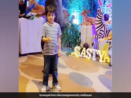 करीना और सैफ के लाडले बेटे तैमूर के खाली हाथ में अचानक आ गई गेंद, क्यूटनेस पर एक बार फिर फिदा हुए फैंस करीना और सैफ के लाडले बेटे तैमूर के खाली हाथ में अचानक आ गई गेंद, क्यूटनेस पर एक बार फिर फिदा हुए फैंस