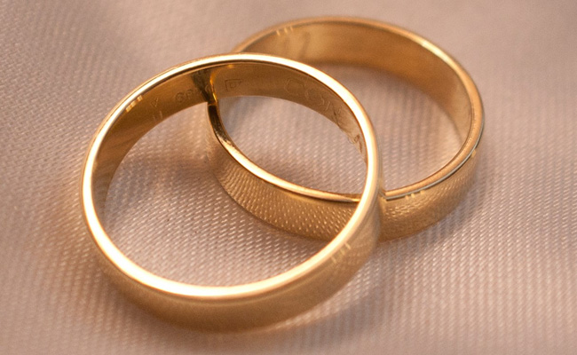 Woman Gets 3 Rings Stuck On Her Finger Removed After 15 Years: ''The Relief''