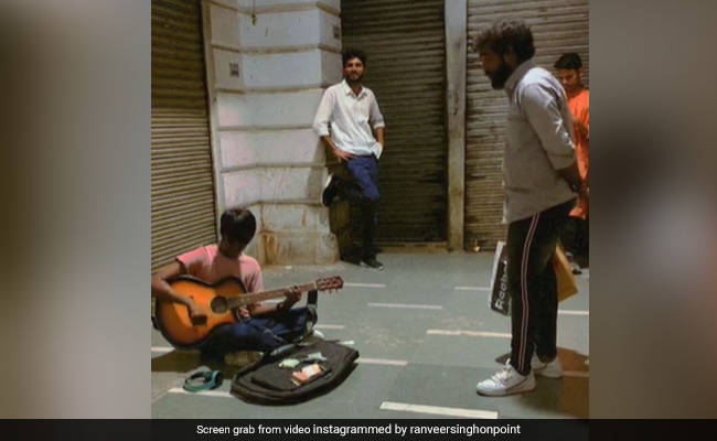 Street Musician & Man Sing B Praak's '<i>Mann Bharrya </i>' in Delhi's Connaught Place, Internet Hums Along