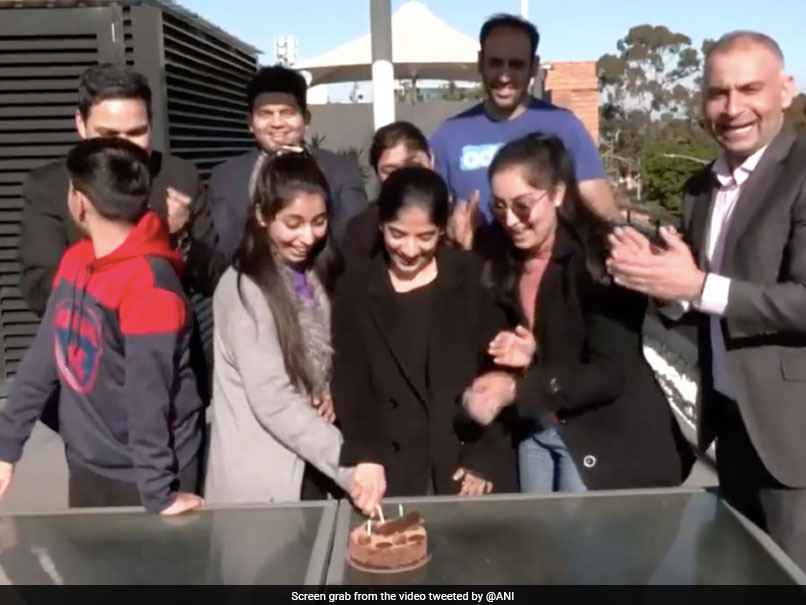 Watch - <i> Tum Jiyo Hazaro Saal</i> : Fans In Melbourne Celebrate Virat Kohli's 34th Birthday