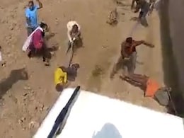 कैमरे में कैद घटना : जमीनी विवाद को लेकर खूनी झड़प में एक व्यक्ति की मौत, छह घायल कैमरे में कैद घटना : जमीनी विवाद को लेकर खूनी झड़प में एक व्यक्ति की मौत, छह घायल