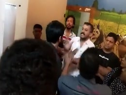 VIDEO: मराठी गाने नहीं बजाने पर राज ठाकरे की पार्टी के नेताओं ने होटल स्टाफ को पीटा VIDEO: मराठी गाने नहीं बजाने पर राज ठाकरे की पार्टी के नेताओं ने होटल स्टाफ को पीटा
