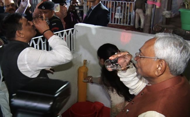 VIDEO: राजगीर के एक घर में पहुंचे नीतीश कुमार, खुद से नल खोलकर पिया पानी