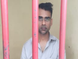 नोएडा : सिक्योरिटी इंचार्ज को कार से टक्कर मारकर भागने वाले रेप के आरोपी को पुलिस ने किया गिरफ्तार नोएडा : सिक्योरिटी इंचार्ज को कार से टक्कर मारकर भागने वाले रेप के आरोपी को पुलिस ने किया गिरफ्तार