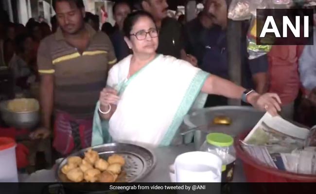 Watch: Mamata Banerjee Serves Pakoda At Roadside Stall In Bengal