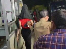 वायरल वीडियो को लेकर पूछताछ के लिए पुलिस थाने पहुंची लड़की ने मीडिया कर्मी को थप्पड़ मारा वायरल वीडियो को लेकर पूछताछ के लिए पुलिस थाने पहुंची लड़की ने मीडिया कर्मी को थप्पड़ मारा