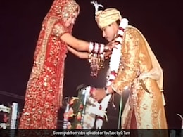 वरमाला के समय दूल्हे से ठिठोली करने के चक्कर में स्टेज से गिरी दुल्हन, शादी में मच गया हड़कंप वरमाला के समय दूल्हे से ठिठोली करने के चक्कर में स्टेज से गिरी दुल्हन, शादी में मच गया हड़कंप