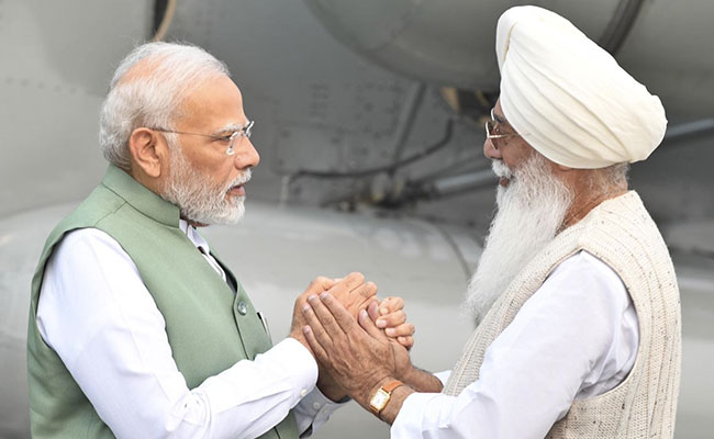 PM Narendra Modi Visits Radha Soami Satsang Beas, Meets Chief Baba ...