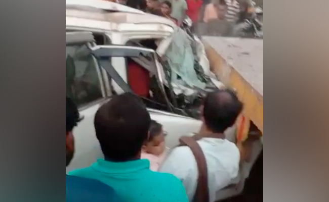 UP: तेज रफ्तार कार ने ट्रक को मारी टक्कर, दो की मौत, अस्थि विसर्जन कर लौट रहे थे घर...