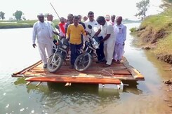 Vlog: Maharashtra Villagers Cross River Daily On Thermocol-Plywood Rafts, Risking Lives Vlog: Maharashtra Villagers Cross River Daily On Thermocol-Plywood Rafts, Risking Lives
