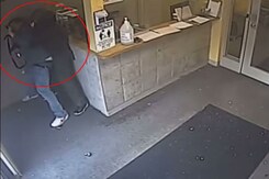 कैमरे में कैद : US में निहत्थे सुरक्षा गार्ड ने असॉल्ट राइफल से लैस युवक को किया काबू कैमरे में कैद : US में निहत्थे सुरक्षा गार्ड ने असॉल्ट राइफल से लैस युवक को किया काबू