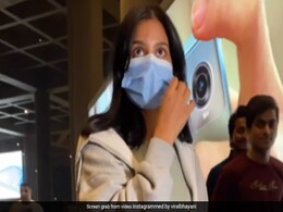 एयरपोर्ट पर थीं सुहाना खान और पीछे आ रहे थे ये लड़के, तभी हुआ कुछ ऐसा, अब बार-बार देखा जा रहा वीडियो एयरपोर्ट पर थीं सुहाना खान और पीछे आ रहे थे ये लड़के, तभी हुआ कुछ ऐसा, अब बार-बार देखा जा रहा वीडियो