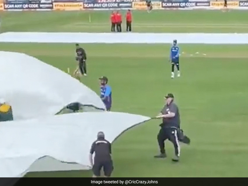 IND vs NZ: संजू सैमसन ने जीता दिल, ग्राउंड स्टाफ की मदद करते नजर आए, देखें Video