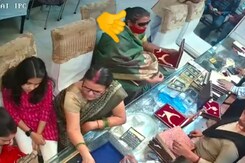 Caught On CCTV: How Woman Stole Necklace Worth Lakhs In Busy UP Store Caught On CCTV: How Woman Stole Necklace Worth Lakhs In Busy UP Store