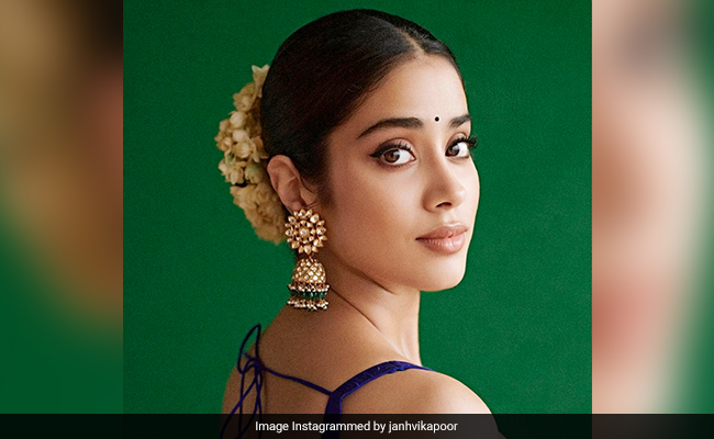 Janhvi Kapoor Photos: खूबसूरती में अपनी मॉम से कम नहीं हैं जाह्नवी कपूर, इन 5 तस्वीरों में दिखती है श्रीदेवी की परछाई