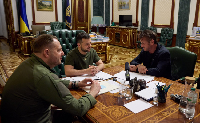 Sean Penn Hands Over His Oscar To Zelensky On Ukraine Visit