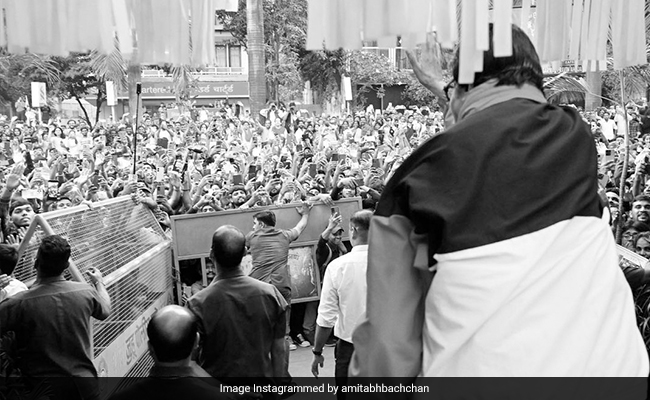अमिताभ बच्चन को देखने के लिए लगा फैंस का हुजूम, बिग बी ने तस्वीर शेयर कर कहा- 'उन्होंने मुझे यहां रखा और...'