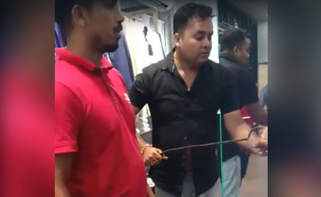 गार्मेंट शोरूम में काम करने वाले आदिवासी शख्स ने सैलरी मांगी तो मालिक ने लोहे की रॉड से पीटा, VIDEO वायरल