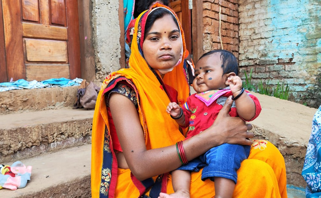 MP : मुख्‍यमंत्री ने किया बच्चे का "सरकारी नामकरण पेसा", आदिवासी मां-बाप का आरोप-अफसरों ने जबरन रखा नाम