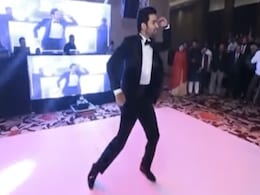 दूल्हा-दुल्हन ने बॉलीवुड गानों पर डांस पर परफॉर्मेंस दे कर जीता फैंस को दिल, लोग बोले- शाहरुख- काजोल की जोड़ी  दूल्हा-दुल्हन ने बॉलीवुड गानों पर डांस पर परफॉर्मेंस दे कर जीता फैंस को दिल, लोग बोले- शाहरुख- काजोल की जोड़ी