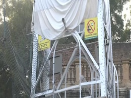 गुजरात : PM मोदी के मोरबी में ब्रिज हादसे वाली जगह के दौरे से पहले कंपनी के नाम को सफेद शीट से ढका गया गुजरात : PM मोदी के मोरबी में ब्रिज हादसे वाली जगह के दौरे से पहले कंपनी के नाम को सफेद शीट से ढका गया