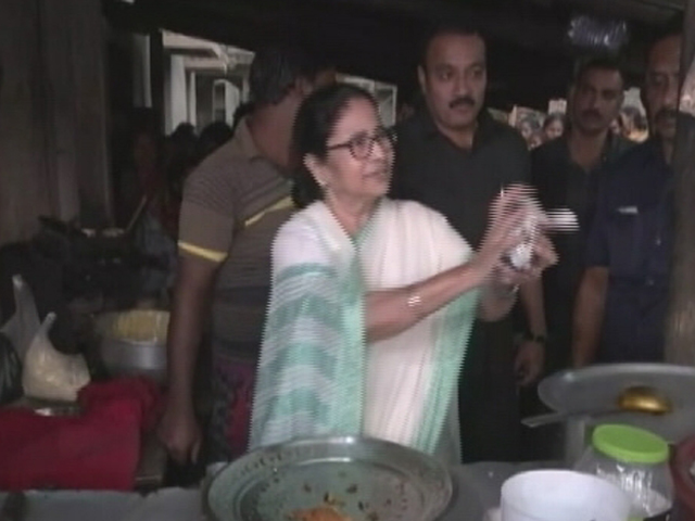 Mamata Banerjee Serves Pakoda At Roadside Stall In Bengal