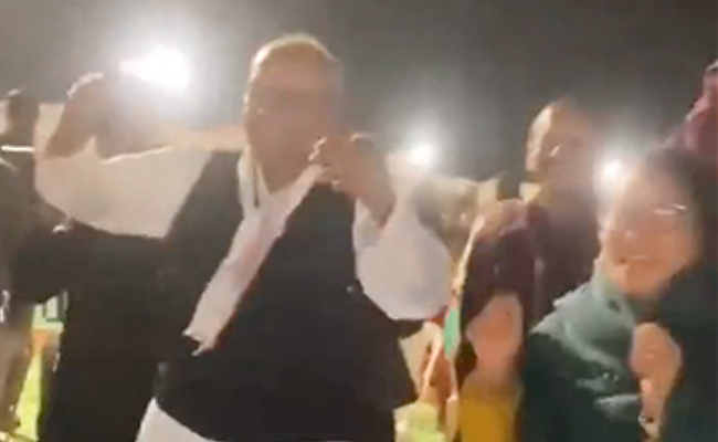 VIDEO: केसरिया तेरा इश्क पिया... और ये दोस्ती हम नहीं छोड़ेंगे... पर थिरकते दिखे दिग्विजय सिंह