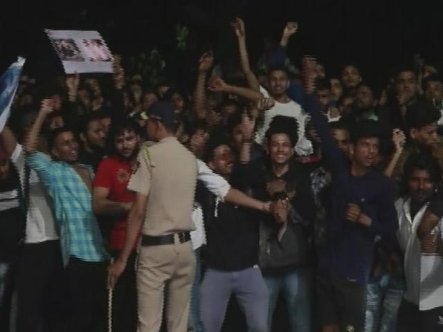 For Shah Rukh Khan's Birthday, Fans Unite Outside Mannat