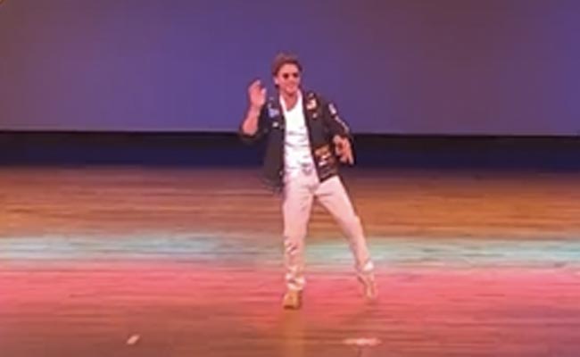 Viral Video: Birthday Boy Shah Rukh Khan Grooves To <i>Chaiyya Chaiyya</i> At SRK Day Event